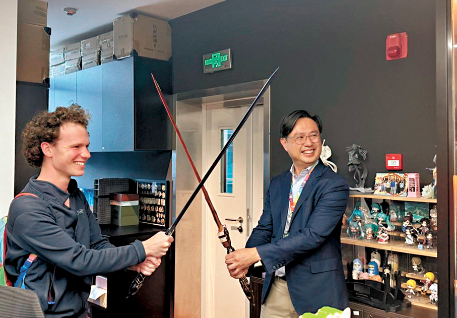 ●冼漢廸推動香港青年與外國青年到內地交流。 受訪者供圖