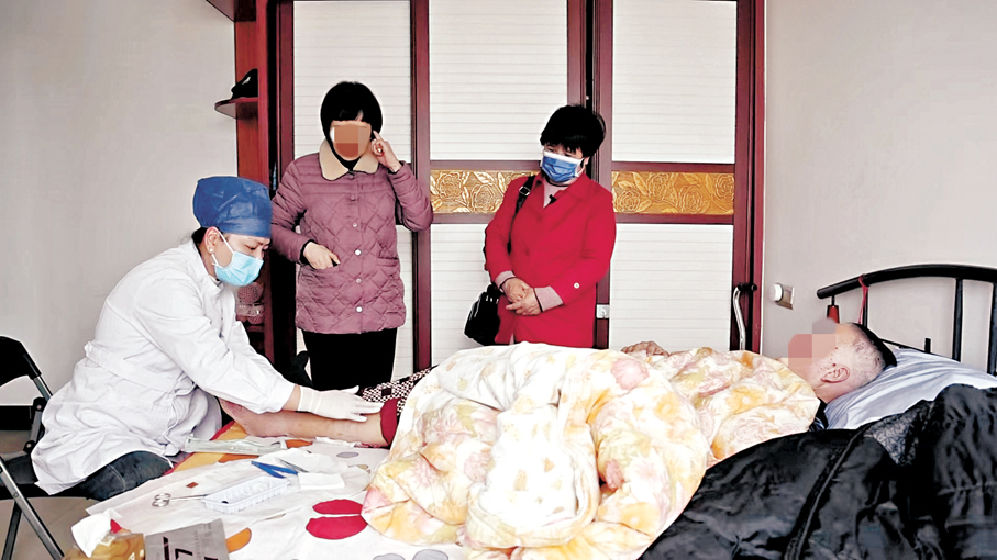 ●杜麗群（右二）到患者家了解護士上門服務。 香港文匯報廣西傳真