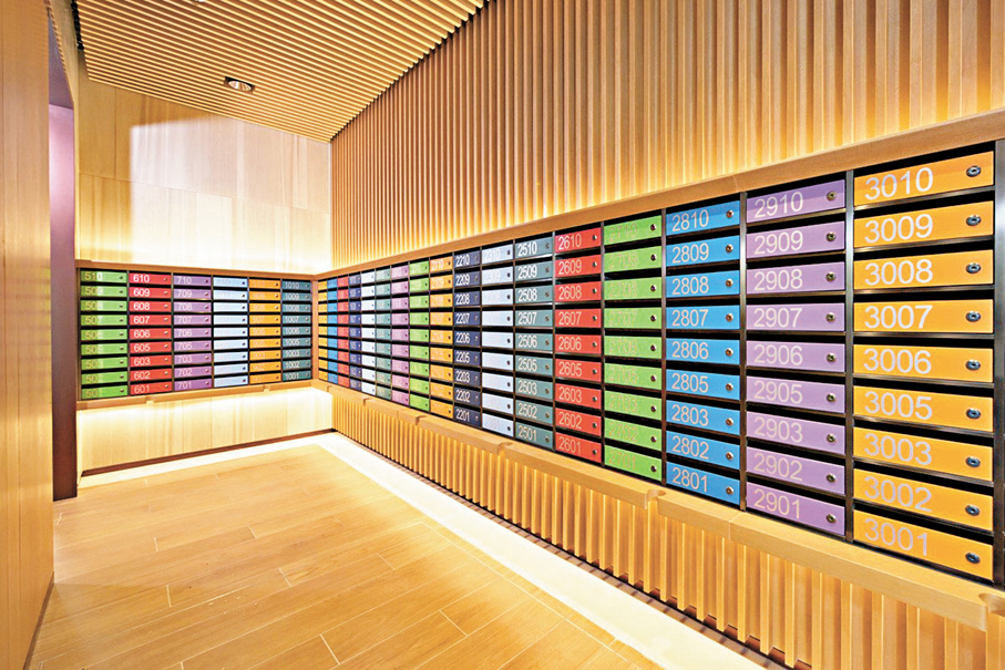 ●粉嶺「樂嶺都匯」是房協實踐共融社區的最佳示範。圖為「樂嶺都匯」的大廈信箱色彩對比鮮明，方便長者辨認。  資料圖片