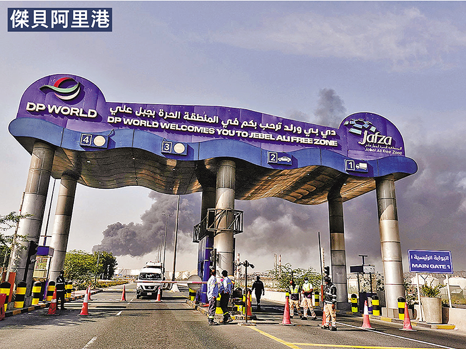 ●位於波斯灣的阿聯酋傑貝阿里港中彈冒煙。 路透社