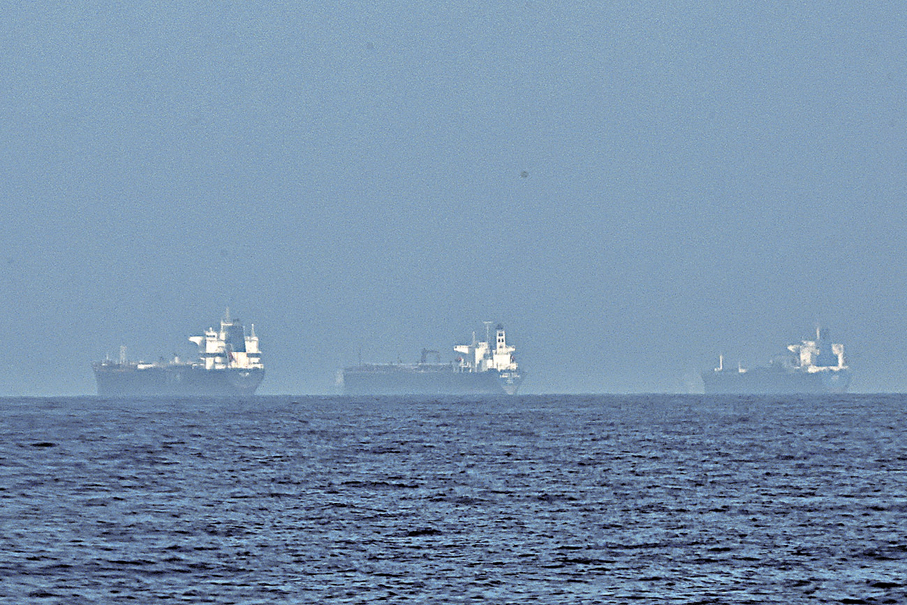 ●伊朗關閉霍爾木茲海峽，油輪出現在阿聯酋富查伊拉海岸附近。 路透社