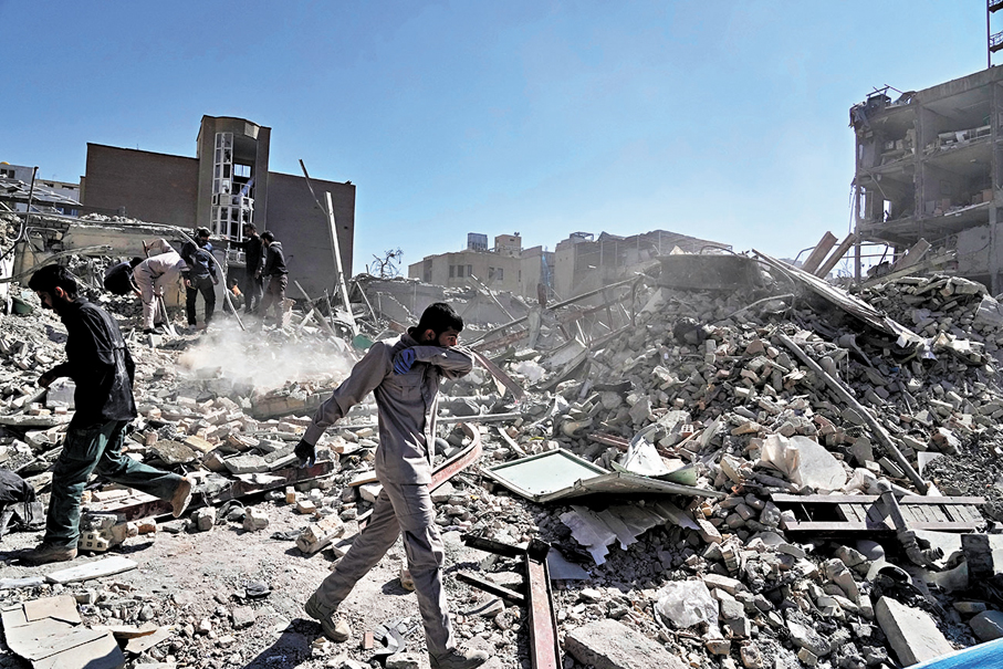 ●特朗普揚言不排除向伊朗派遣地面部隊的可能性，或加劇當地傷亡情況。圖為伊朗民眾在廢墟中搜救生還者。 美聯社