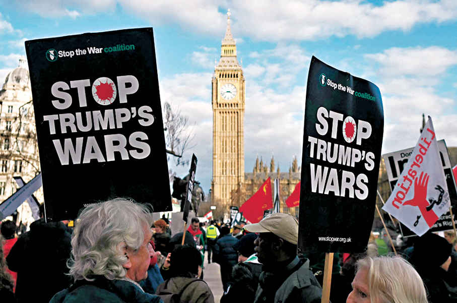 ●斯塔默被指為保工黨民望而拒絕助美參戰。圖為倫敦民眾發起反戰抗議。 法新社