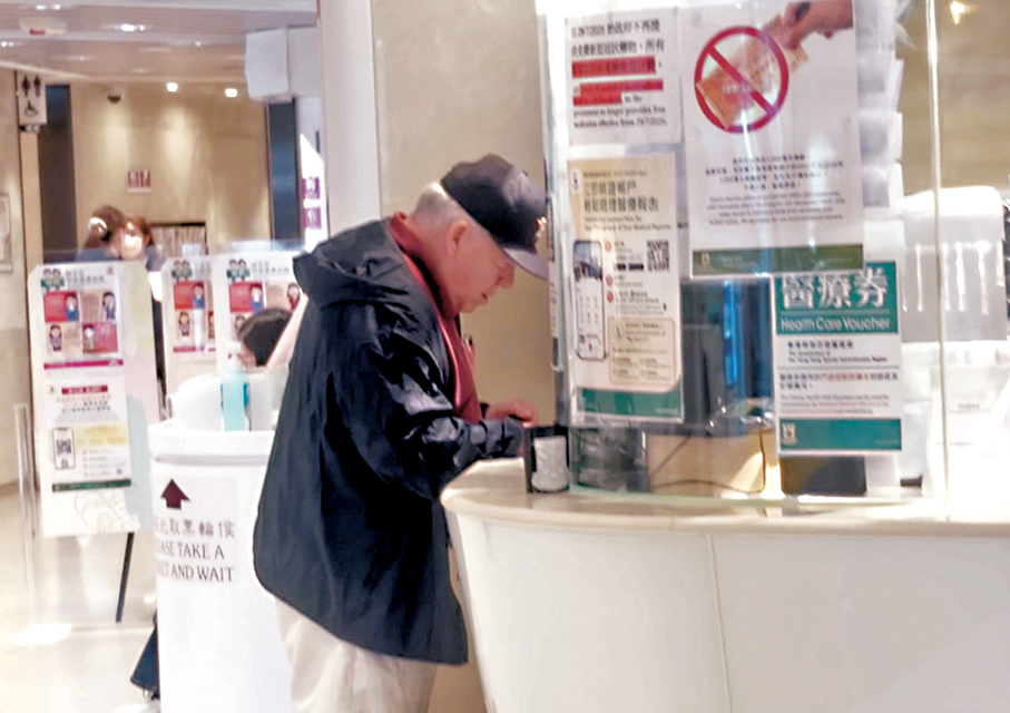 ●美國患者John在買藥。 香港文匯報記者程思思 攝