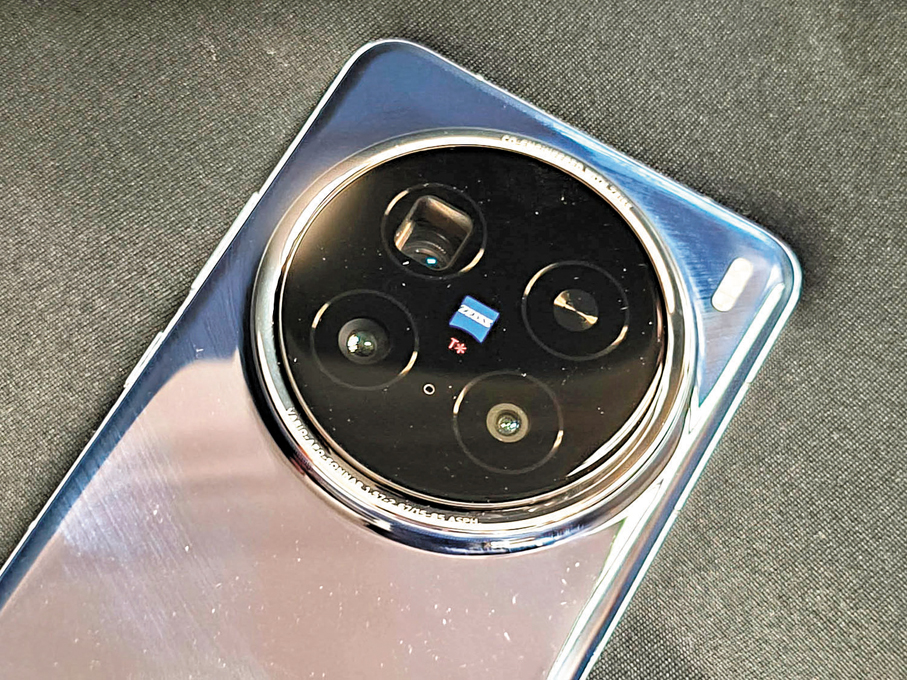 ●X200 Pro備有長焦攝像鏡頭。