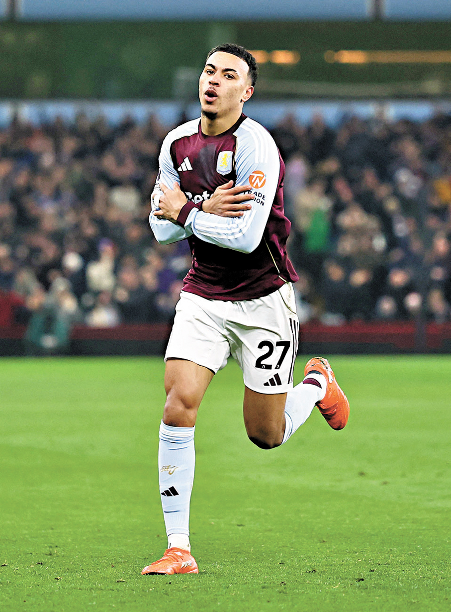 ●維拉前鋒羅渣士在缺少支援下獨力難支。  資料圖片