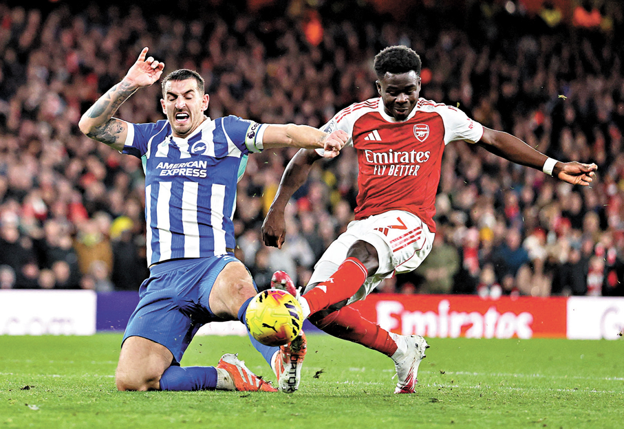 ●阿仙奴（右）造訪回勇的白禮頓勢遇考驗。  資料圖片