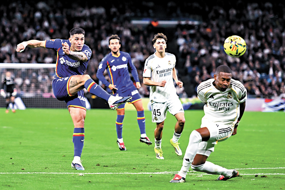 ●馬田沙迪安奴（左）替基達菲奠勝。  新華社