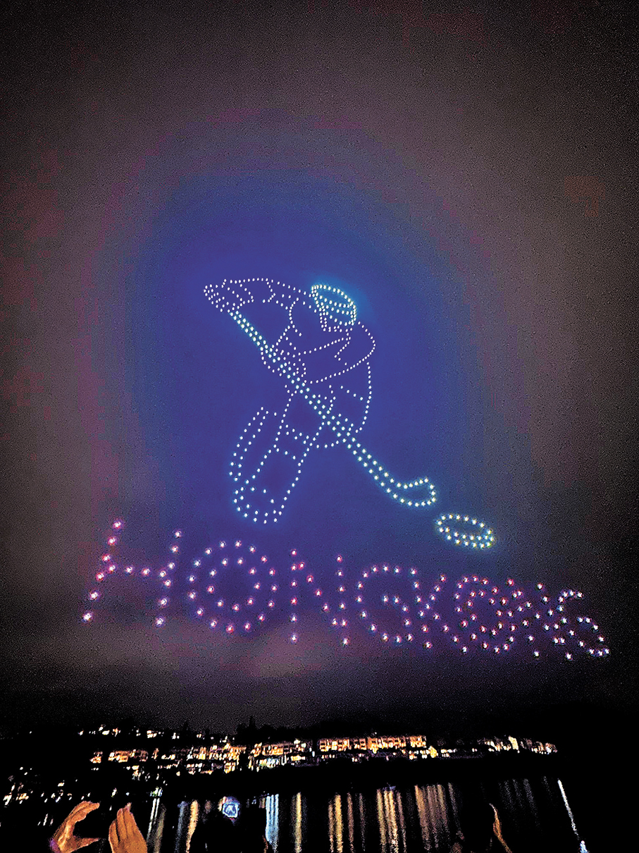 ●「IIHF U18 男子冰球世界錦標賽」舉行無人機匯演。  香港文匯報記者子棠  攝