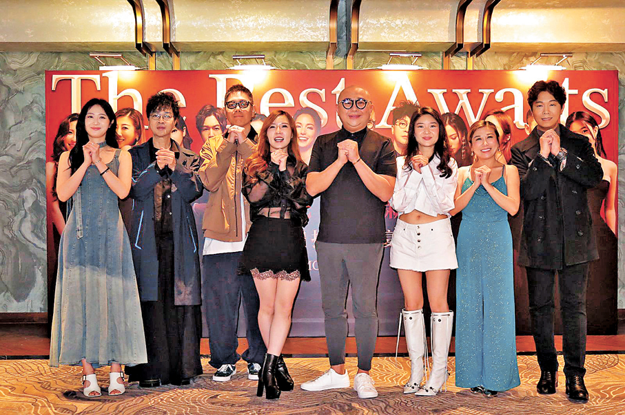 ●林盛斌（右四）希望能令旗下藝人各展所長。   香港文匯報記者阿祖  攝