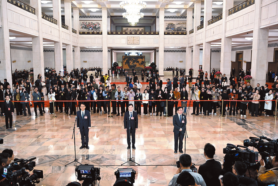● 3月4日，全國政協十四屆四次會議首場「委員通道」集體採訪活動在北京人民大會堂舉行。 新華社