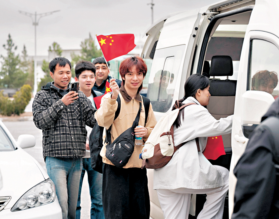 ●中國公民在進入土境內後登上車輛。 新華社