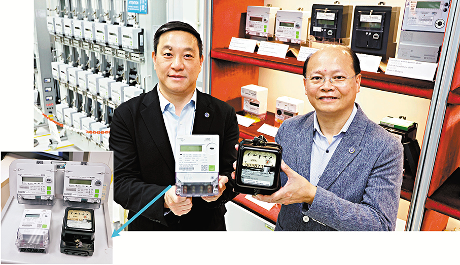 ●中電輸電及供電業務部高級總監羅卓恆（左）、中電客戶成功及銷售總監盧志華（右）手持智能電錶合影。 香港文匯報記者黃艾力  攝