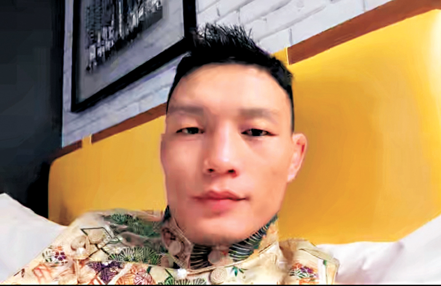●中國UFC選手蘇木達爾基昨接受視像訪問。  香港文匯報記者夏微截圖