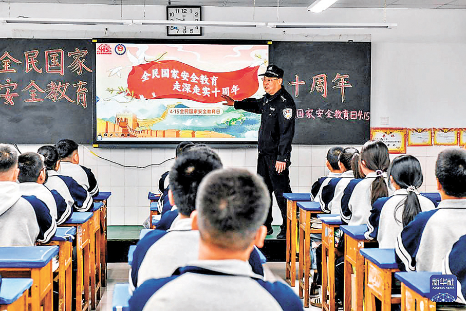 ●早前警務人員在河北省遵化市第一中學給學生講解國家安全知識。 資料圖片