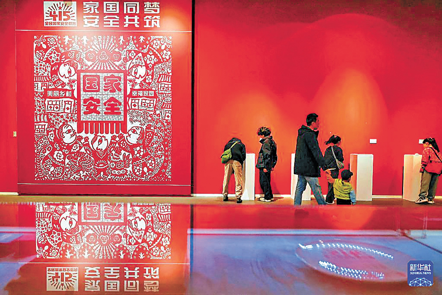 ●早前市民在天津美術館參觀天津市全民國家安全教育10周年優秀非遺作品展。 資料圖片