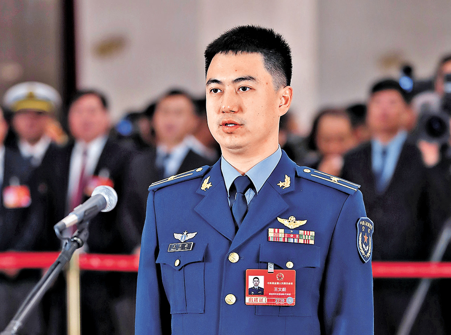 ●全國人大代表王文毅接受媒體採訪。 香港文匯報記者蘇雨潤  攝