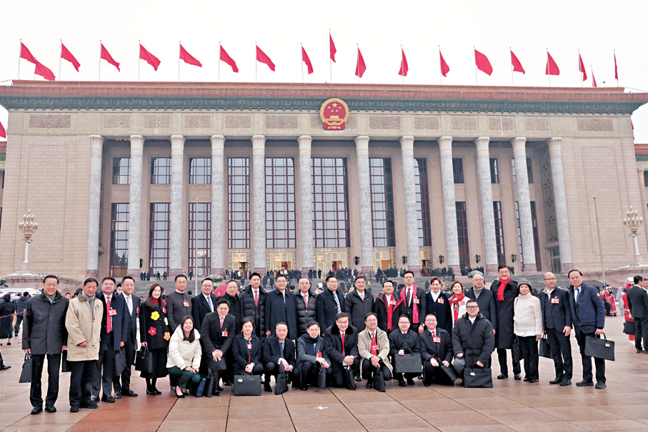 ●3月5日，港區全國人大代表在人民大會堂前合影。中通社