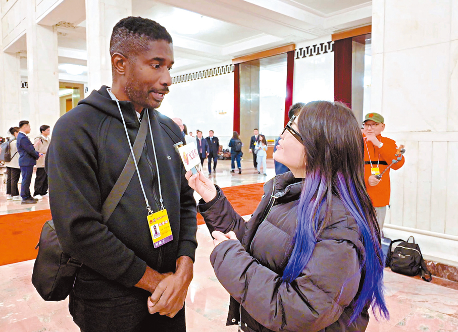 ●香港文匯報記者俞晝佩戴AR智能眼鏡採訪非洲記者。 香港文匯報記者全子懿  攝