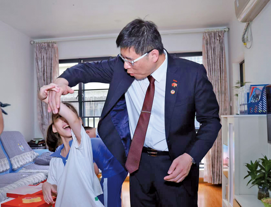 ●2025年9月19日，莊紫祥到深圳兒童福利院關愛益智兒童。