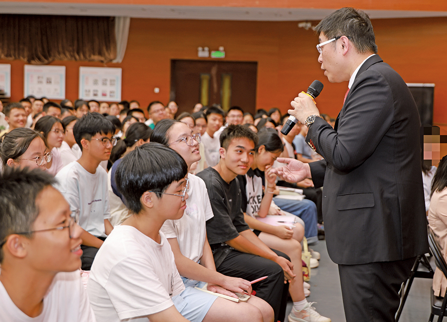 ●2025年8月16日，莊紫祥受邀到福建晉江一中為逾千名中學生作「知識改變命運」專題講座。