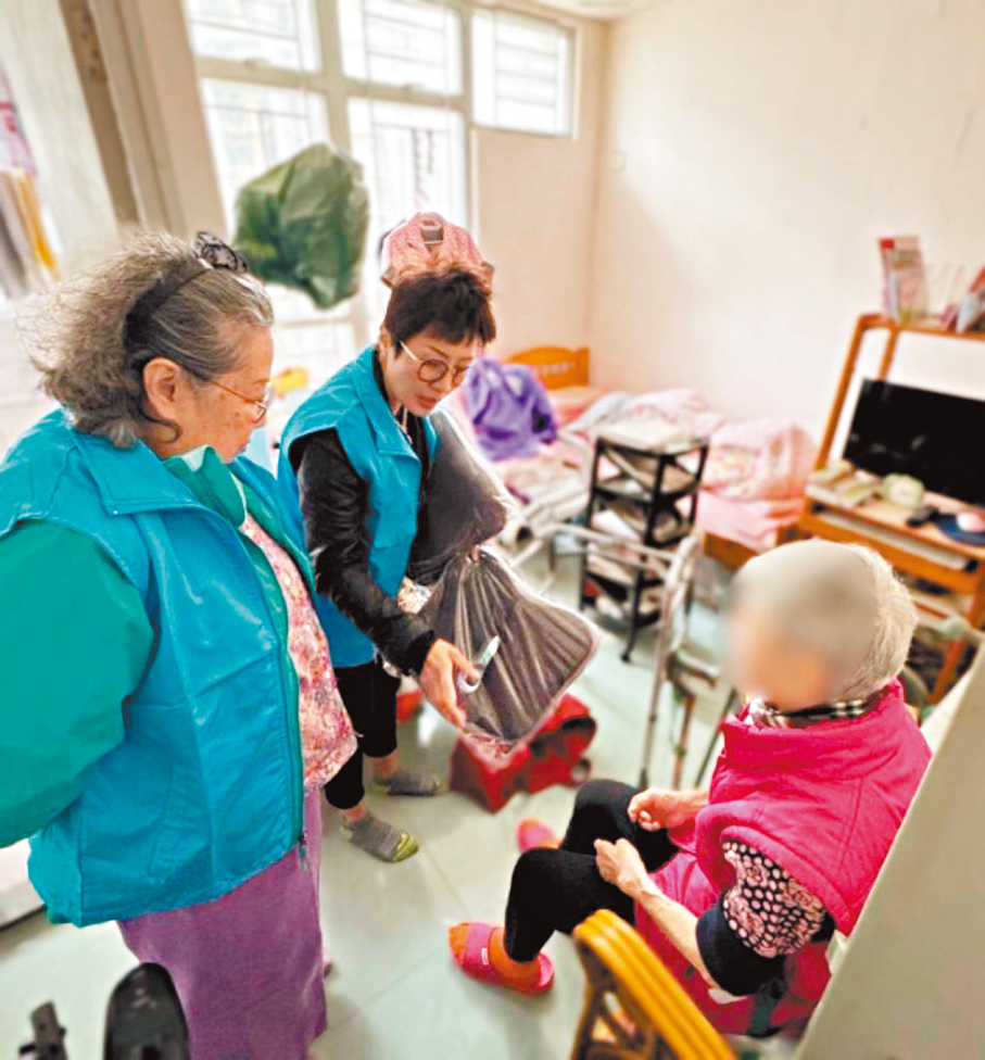 ●逸東邨北小區關愛隊隊員探訪陳婆婆，送上慰問。 作者供圖