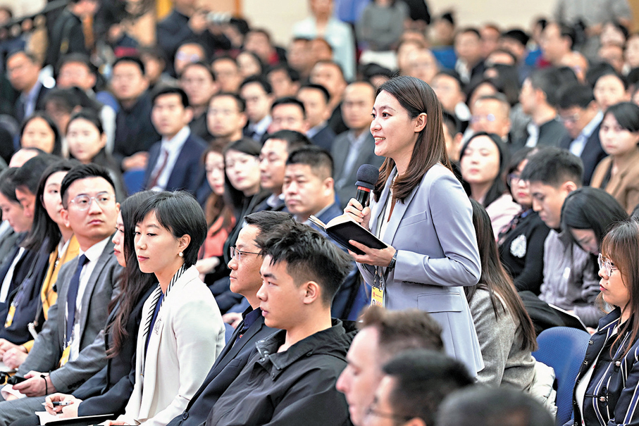 ●記者在經濟主題記者會上提問。 新華社