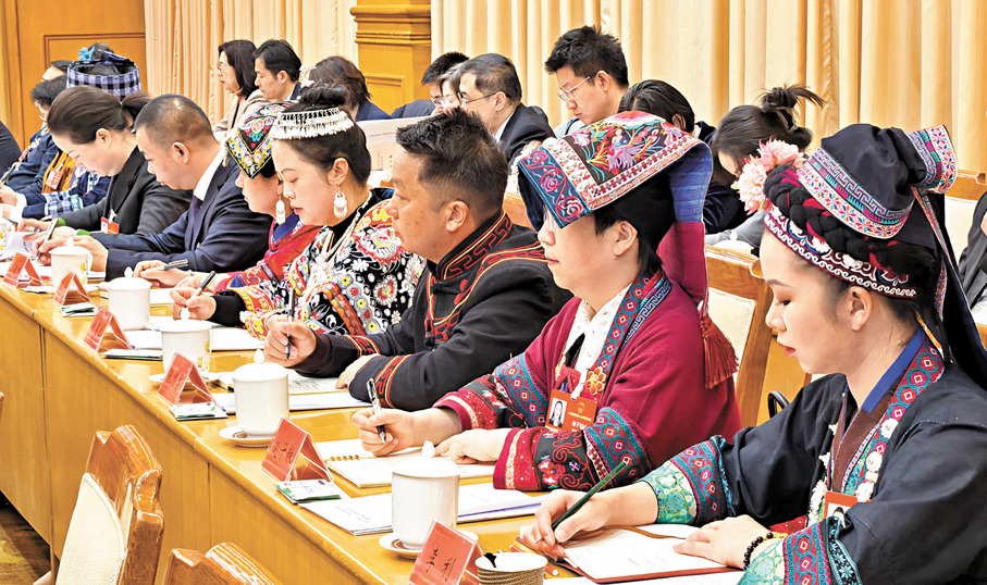 ●參加十四屆全國人大四次會議貴州代表團開放團組會議的少數民族代表。  黃鋒 攝