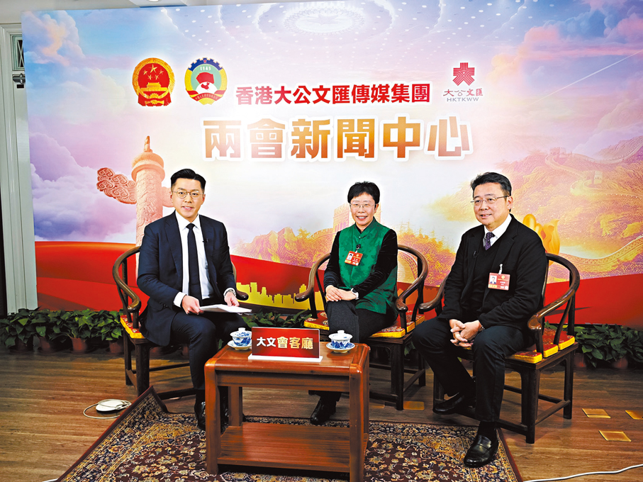 ●蒙曼（中）和劉智鵬（右）接受香港大公文匯傳媒集團專訪。 