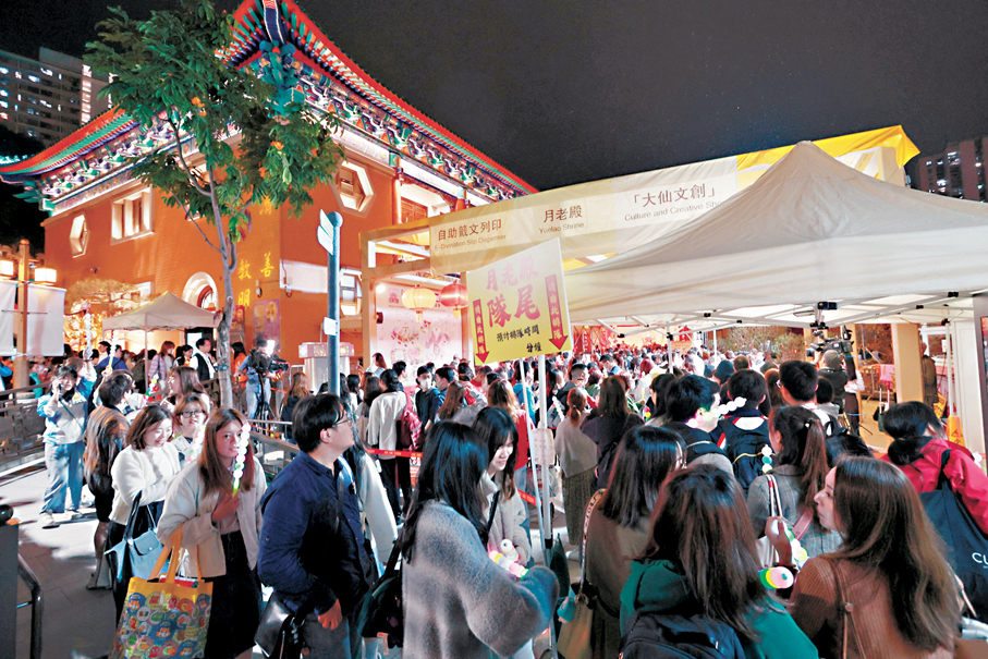 元宵節晚上，不少市民及旅客蜂擁到黃大仙祠參拜月老，由於祠內人數眾多，如欲進入「月老廣場」及月老殿的善信均需先排隊輪流入內，出現「打蛇餅」盛況。 香港文匯報記者北山彥  攝