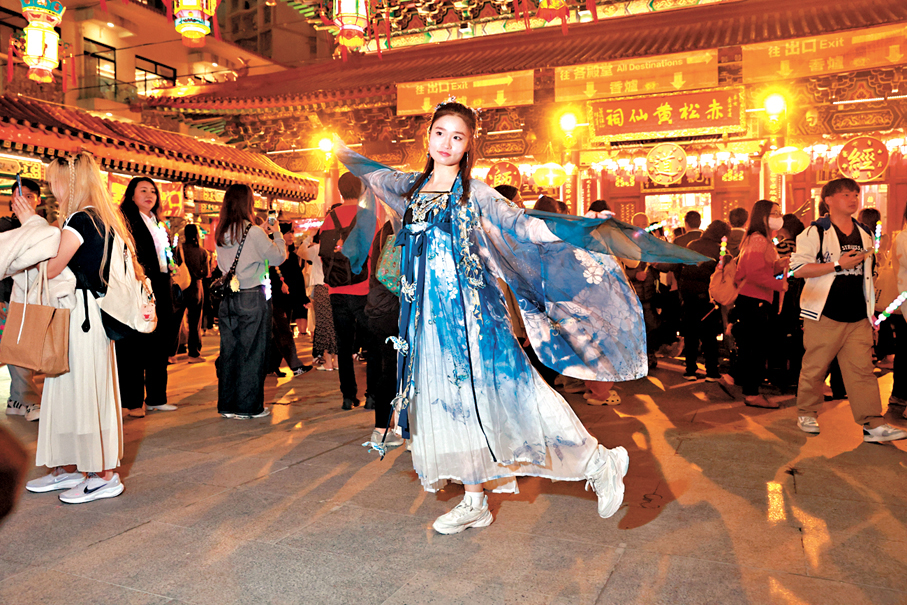 有女善信穿上美麗的華服現身黃大仙祠，配上中國古典音樂伴奏翩翩起舞，為元宵節增添節日氣氛。 香港文匯報記者北山彥  攝