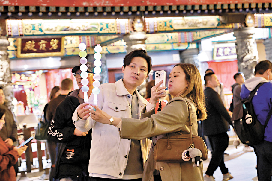 黃大仙祠有售的「七彩葫蘆」燈飾，深受年輕愛侶歡迎，買來打卡之用。香港文匯報記者北山彥  攝