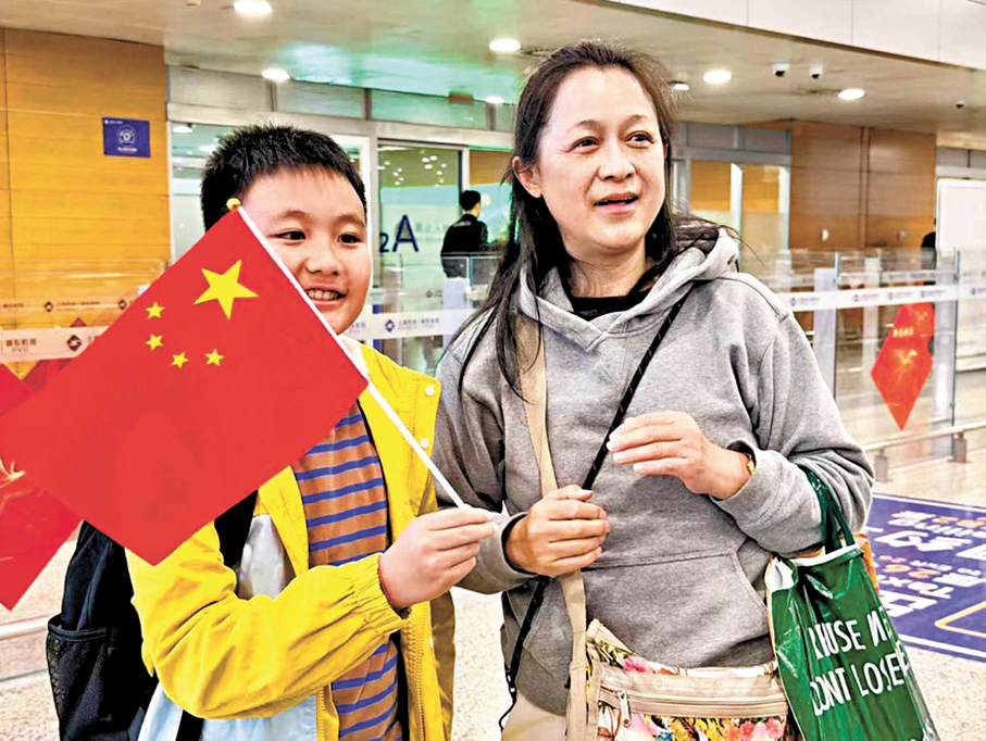 ●熊女士和孫兒順利從迪拜回國，將從上海再返回雲南。香港文匯報記者夏微 攝