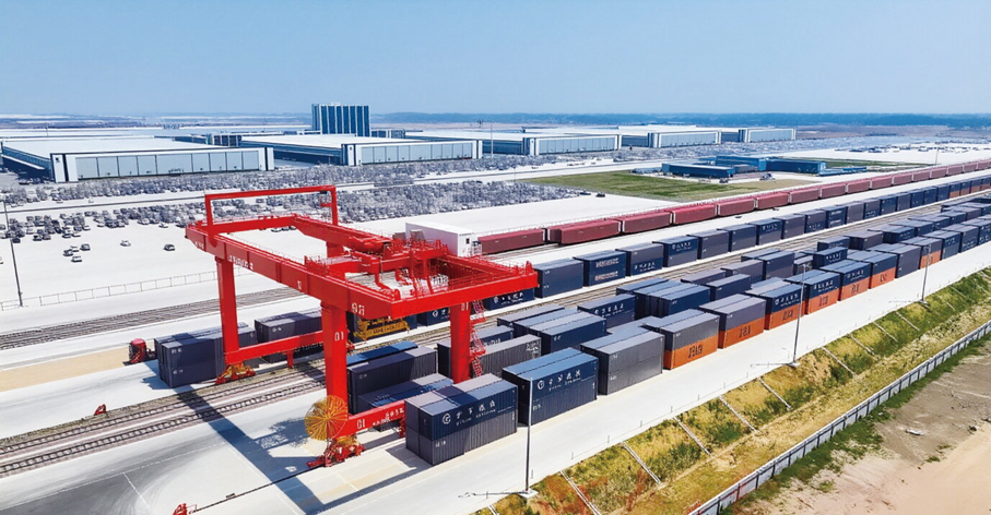 ●鄭州國際陸港構建「中老鐵路+中歐班列」國際運輸雙通道。