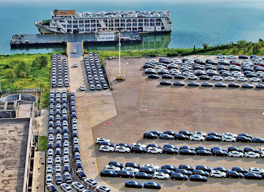 ●湖南生產的汽車在長沙港登船運銷海內外市場。