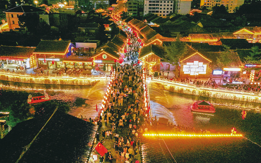 ●安順古城夜景。