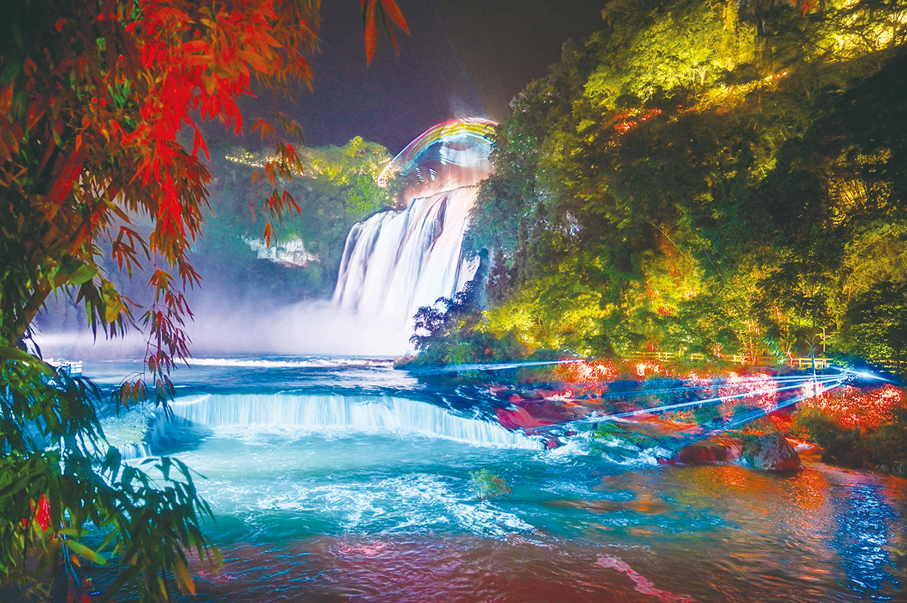 ●黃果樹大瀑布夜景。