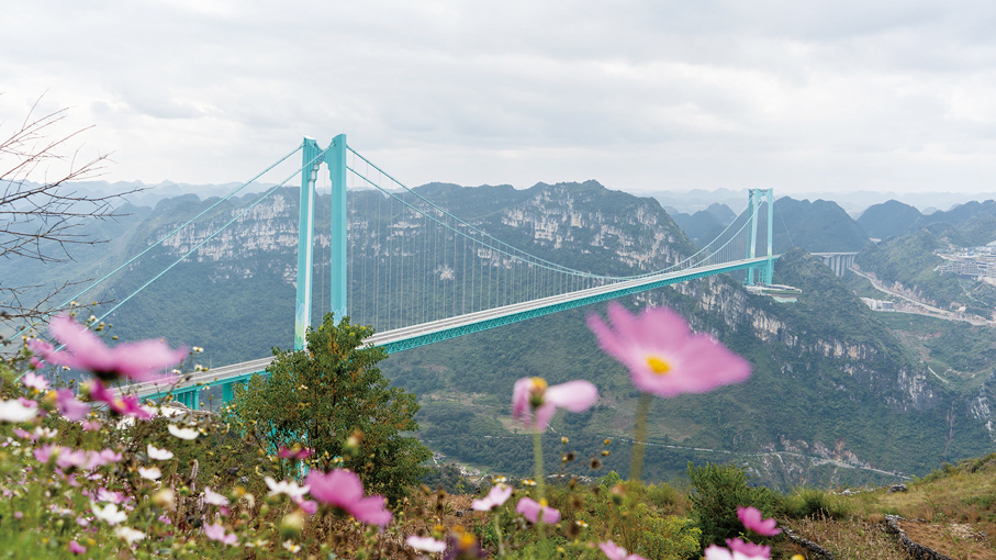 ●世界第一高橋——花江峽谷大橋。