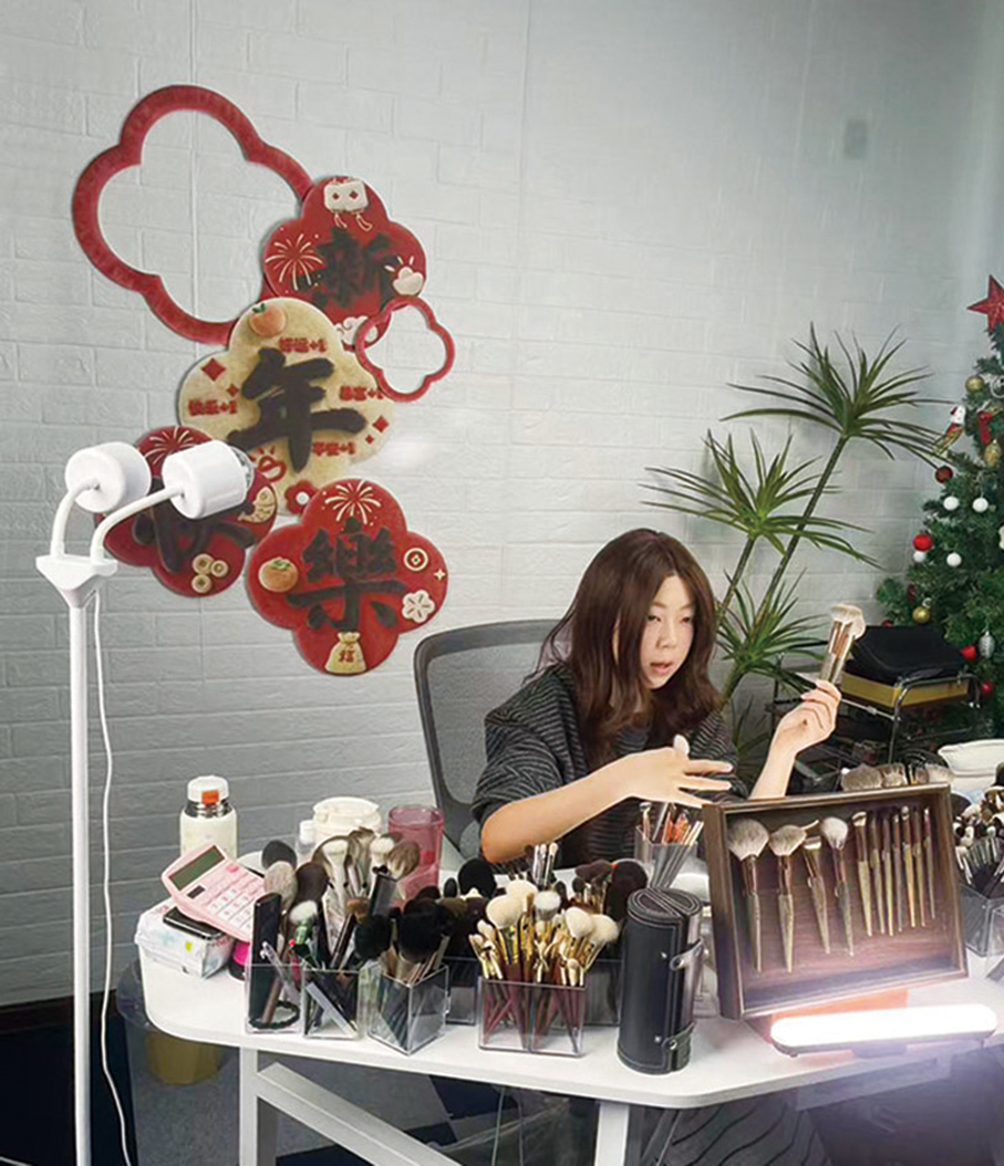 ●大方美業工作人員正在直播帶貨。