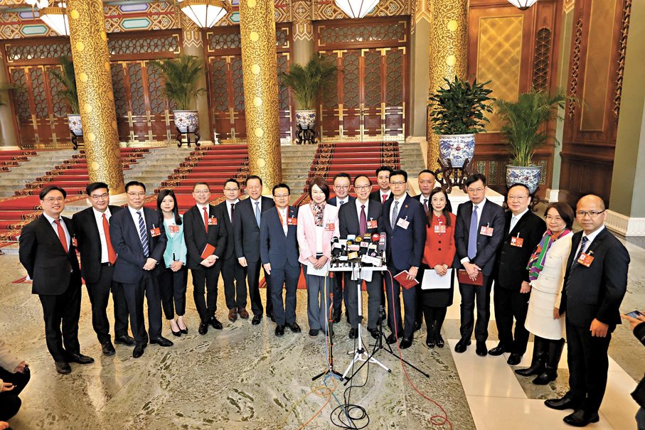 ●圖為港區全國人大代表昨日見記者。 受訪者供圖