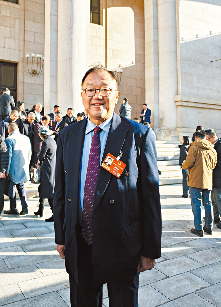  港區全國政協委員黃錦輝：香港需要更多的算力中心助力金融和創科等中心發展。