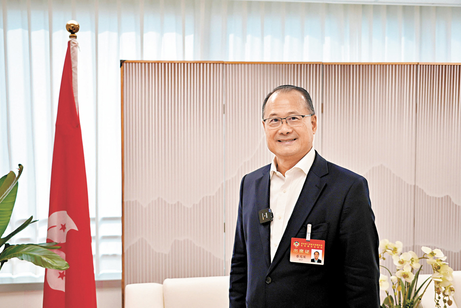 ●全國政協常委蔡冠深。香港文匯報記者朱燁  攝