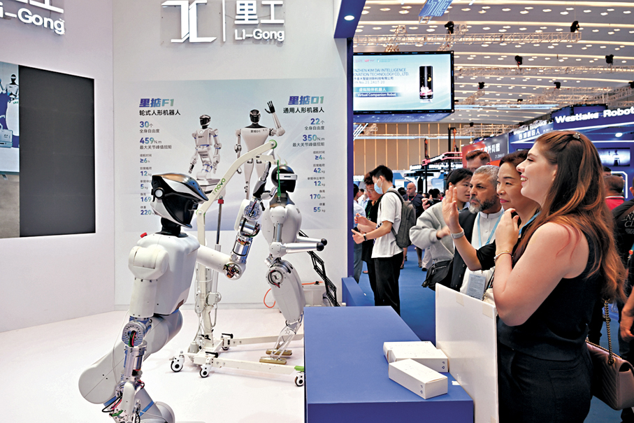 ●代表委員們認為，國家崛起與強大的速度、廣度與深度出乎外界意料。圖為第137屆廣交會的機器人向採購商揮手。資料圖片