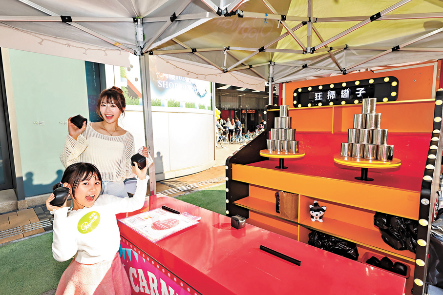 ●多位全國人大代表認為，母愛是孩子成長中最堅實的鎧甲、最溫暖的港灣；人與人之間因互動產生的情感聯結，是算法永遠無法替代的。左圖為一對母女參與親子嘉年華活動，右圖為AI生成的機器人陪伴小朋友圖片。資料圖片 