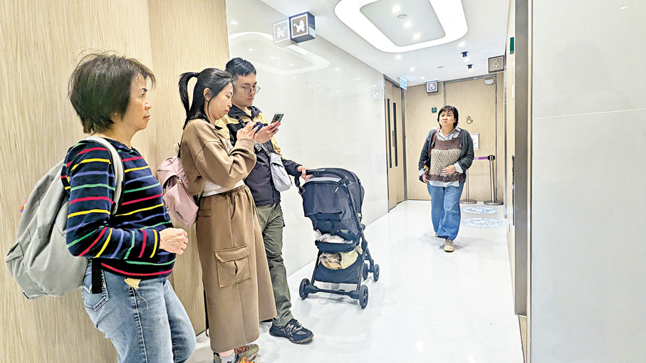 ●有商場育嬰室不足，不少家長在排隊等候使用。香港文匯報記者萬霜靈 攝
