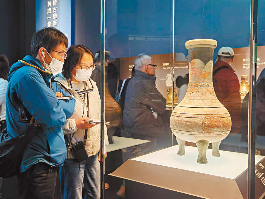 ●觀眾欣賞展品。 記者章蘿蘭 攝