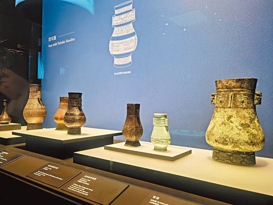 ●除了宋元明清銅器，展覽現場還輔以同時期書畫、陶瓷、琺瑯器等。 記者章蘿蘭 攝