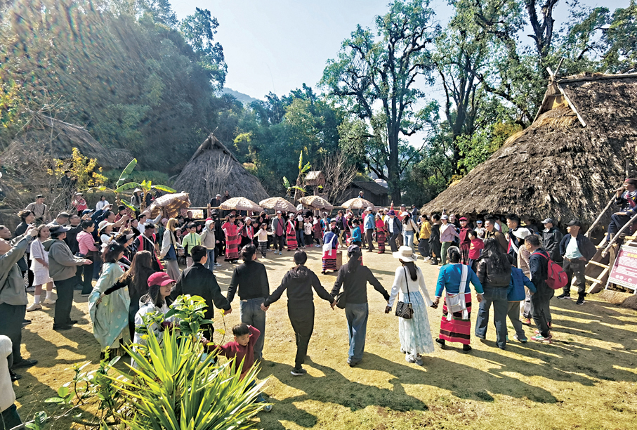 ●八方遊客跟着電影來到翁丁旅行，感受神秘氛圍。