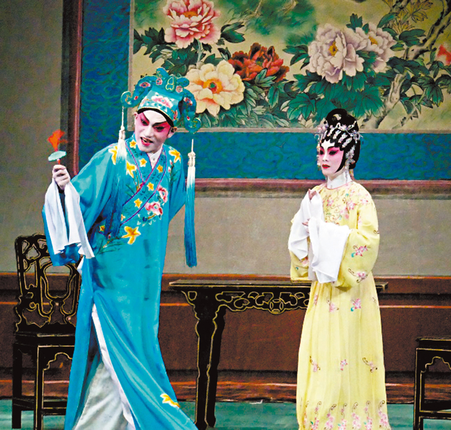 ●譚穎倫與曉瑜（右）合演《牡丹亭驚夢之幽媾》。