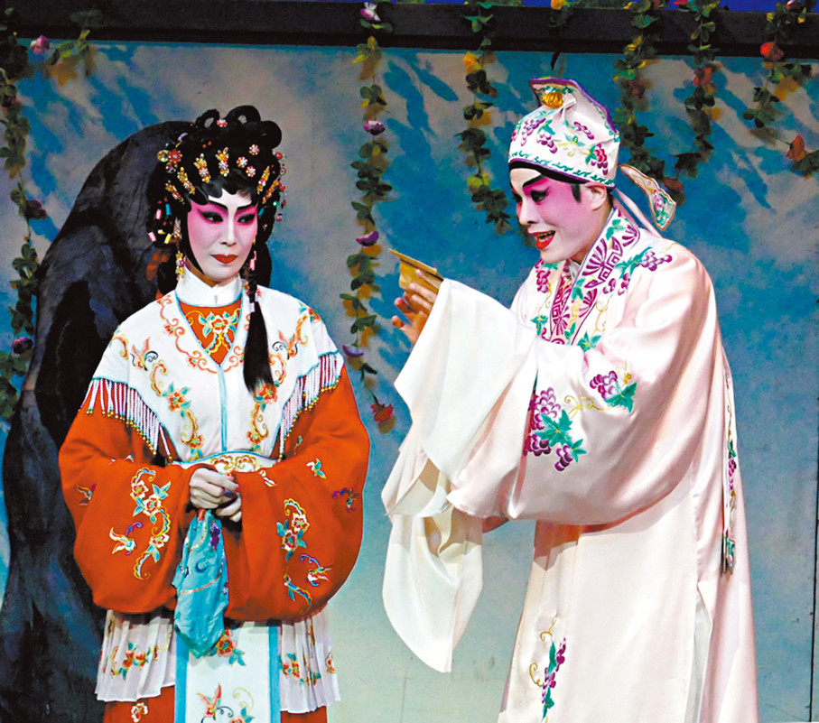 ●藍天佑（右）與鄭雅琪演出《多情君瑞俏紅娘之遞柬》。